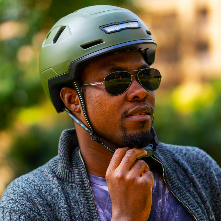 man buckling fidlock strap of xnito helmet