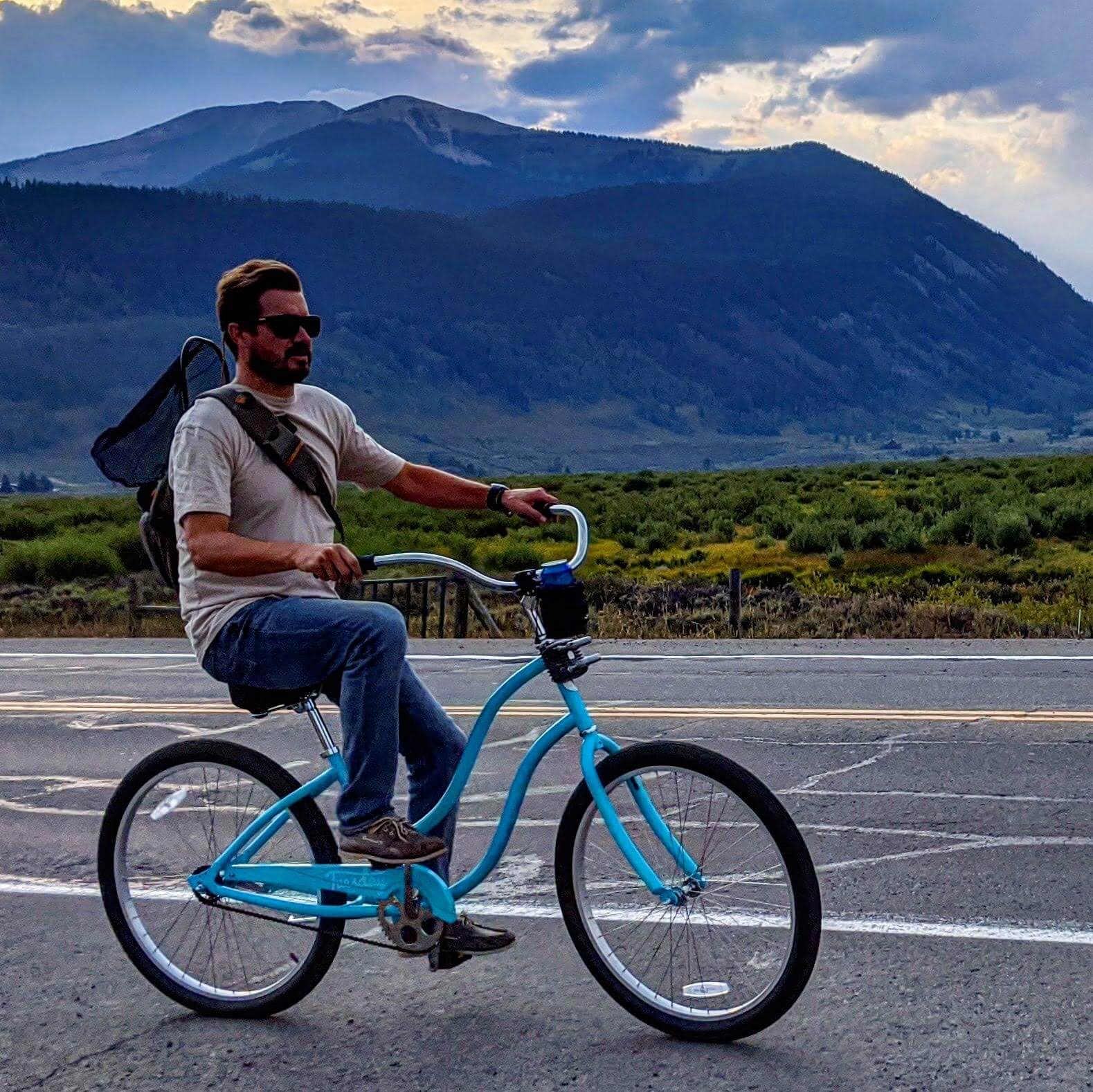 Cruiser bike with handlebar cup holder and mountain background